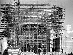Im Sommer 1954 begannen die 20 Monate dauernden Bauarbeiten am Groen Haus der Stdtischen Bhnen. Diese Aufnahme zeigt den eingersteten Bhnenturm im Jahr 1955.