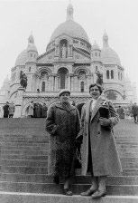 1958 in Paris: Irmgard F. (l.) vor  Sacr-Cur