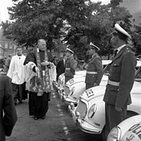 Auch die Polizei lie ihren Einsatzwagen segnen. Erwachsene und Kinder taten es ihnen mit Fahrrdern und Rollern gleich. Foto von 1958.