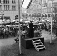 Kai-Uwe von Hassel spricht auf dem Lambertikirchplatz am 17. Juni.