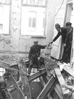 Sowjetischer Zwangsarbeiter bei gefährlichen Bergungsarbeiten