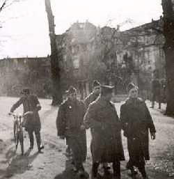 Französische Kriegsgefangene unter Bewachung auf der Promenade, April 1941